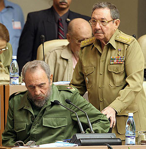 http://www.hacer.org/latam/wp-content/uploads/2011/02/Ra%C3%BAl-Castro-y-Fidel-Castro.jpg